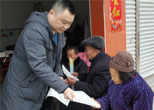 院长给村民分发宣传资料（4）.jpg