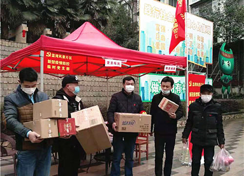 党员志愿者为居家隔离居民取快递、买菜等，做好后勤保障。.jpg