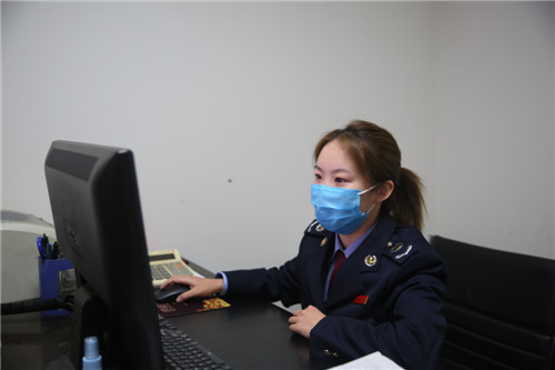 征管股工作人员正在审核企业延期缴纳税款申请.jpg