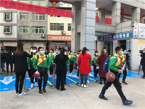 长赤镇桥梁小学上好复学第一课