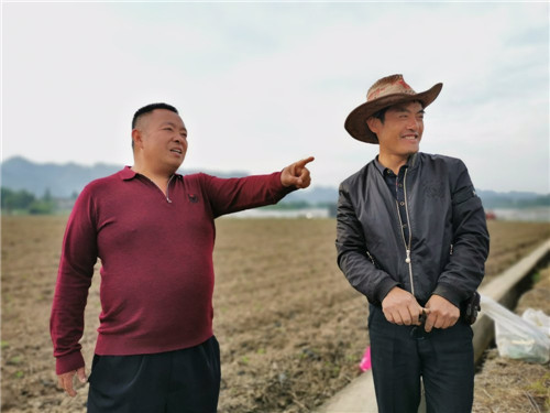 鲁礼云（左一）同栽种工人交流.jpg