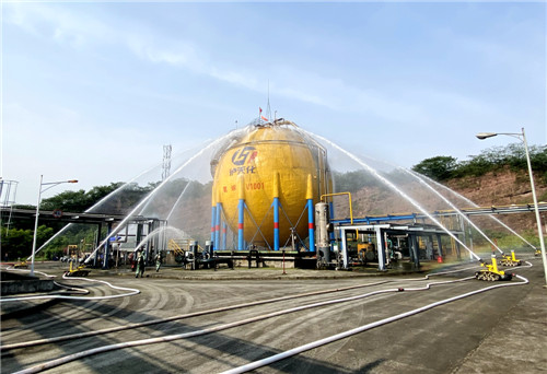 图片说明：2020年4月29日，在四川泸天化股份有限公司硝酸车间5000m3氨球区域，“纳溪造”特种消防机器人参与危险化学品事故应急救援演练。1.jpg