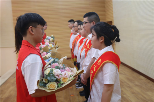 志愿者献花。.jpg