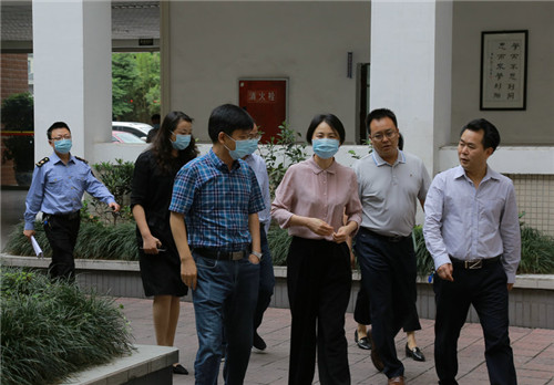 区长孙慧娟(中）到凤凰学校调研.jpg