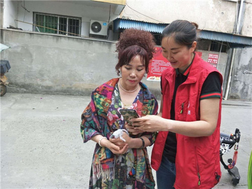 青神县：网格员助力推广防疫健康码