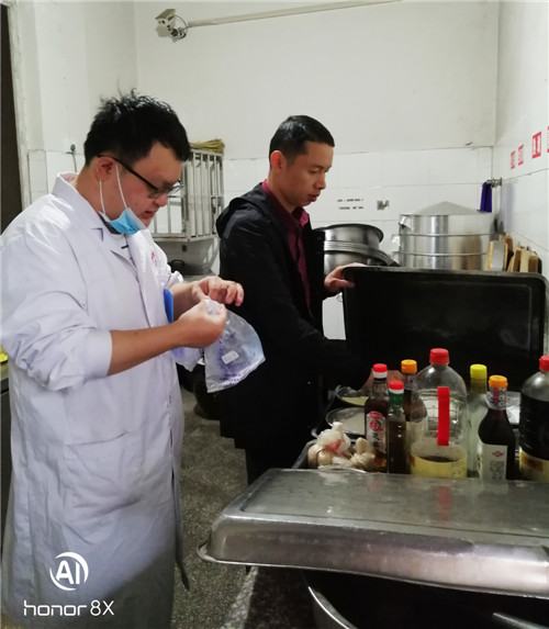鼓匠小学校迎接乡卫生院食品安全专项检查