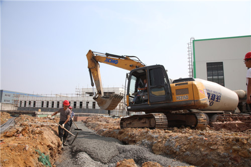 6.四川蜀羊防水材料有限公司新型防水材料研发生产基地建设项目建设现场，工人们正热火朝天抓建设。.jpg