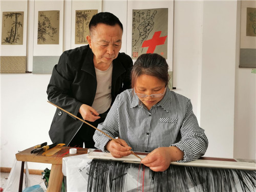 两地艺术大师共创抗疫竹编作品