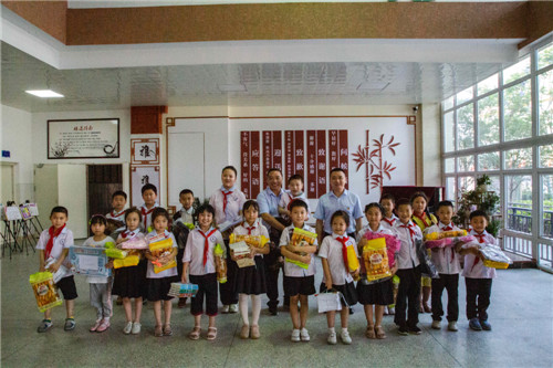 1.刘树军（中，抱儿童者）与受关爱学生合影。.jpg