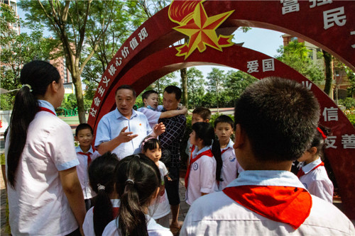４．刘树军在为他帮助的贫困学生讲述争当优秀少先队员的故事.jpg