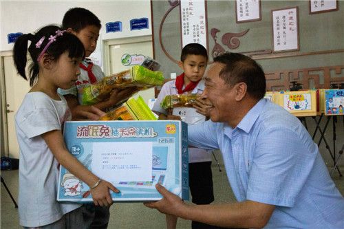 ７．刘树军在为贫困学生发放心愿.jpg