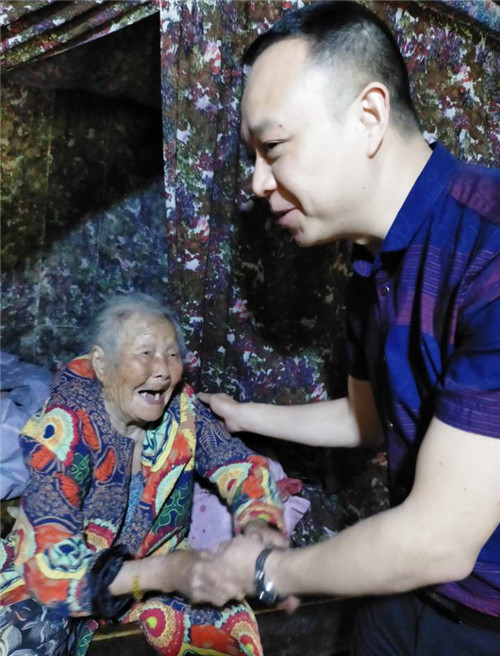 图为：县城乡居民社会养老保险局领导梁太祥看望百岁老人何黄氏.jpg