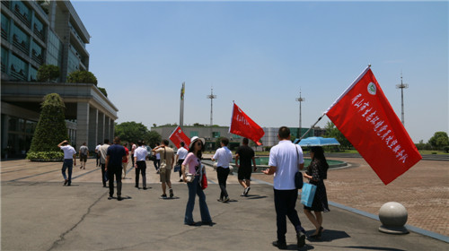 烈日下3支党员攻坚服务队整装待发.jpg