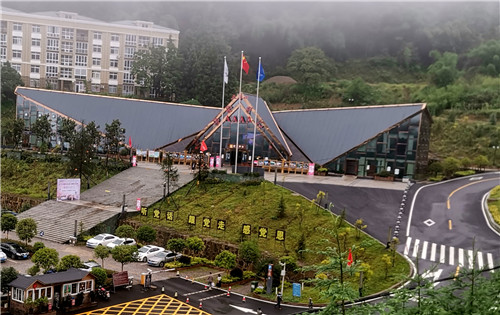 五华山景区大门.jpg