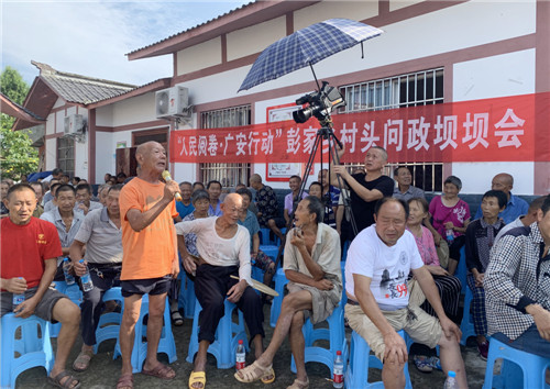 彭家乡茶店村问政坝坝会现场，一位大爷向乡村干部提问_副本.jpg
