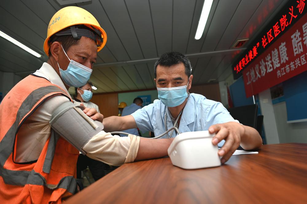 内江：义诊进工地 健康护航农民工