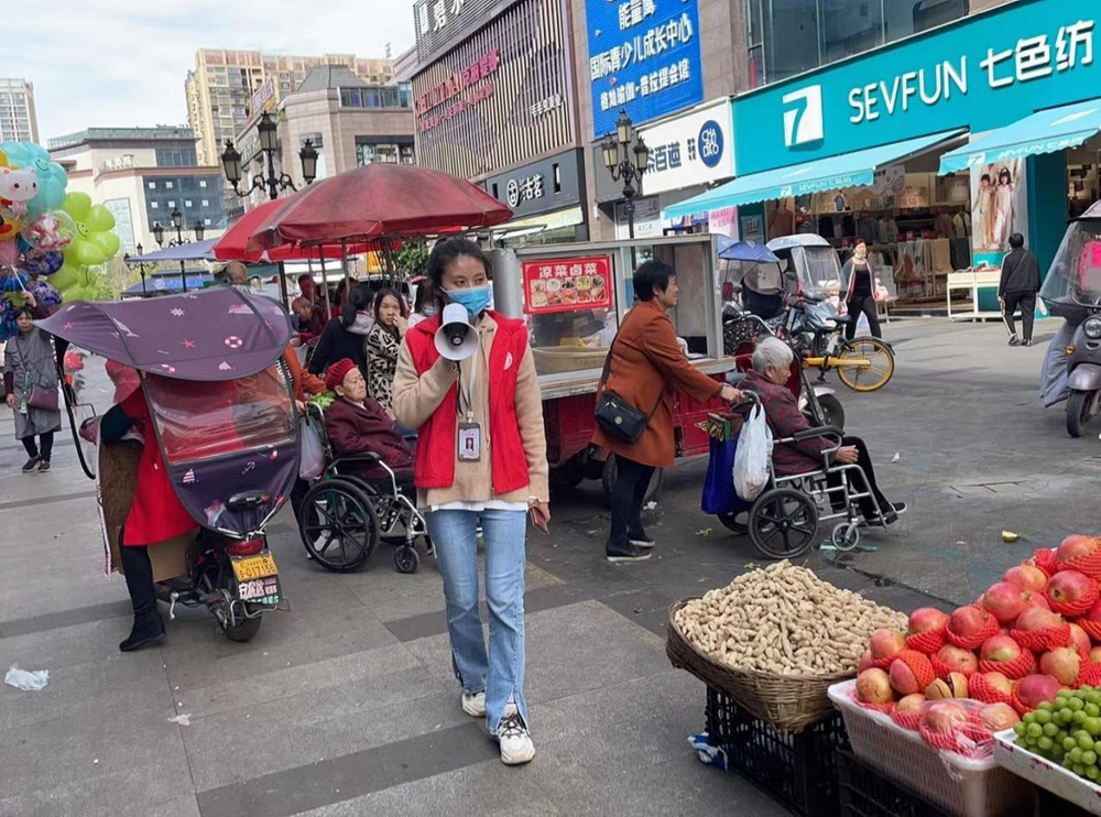 仁寿县怀仁街道：网格员整治流动摊贩 让城市更整洁有序
