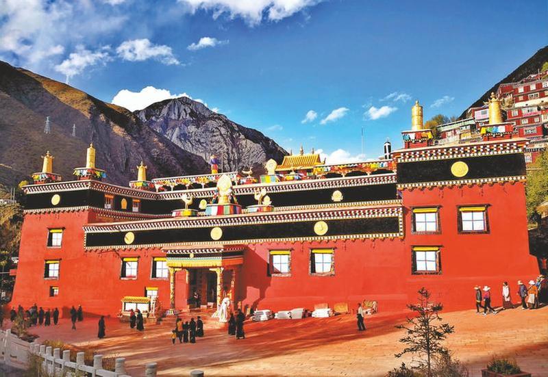 走进“雪山下的藏族文化宝库”