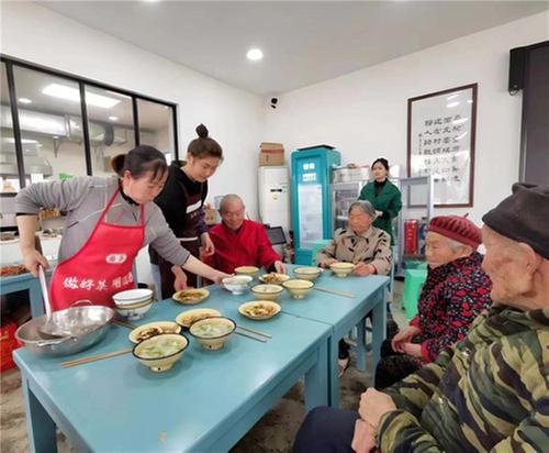 “暖心饭”暖到群众心里面