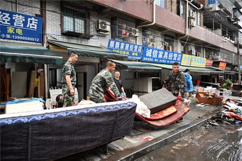 东兴区：奋战抗洪一线 助力商家尽快恢复生产经营