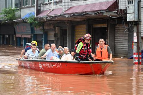 东兴区：暴雨来袭 干群紧急抢险救灾