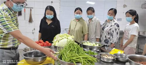 南江县关门镇九义校：学生食堂接受家长代表监督 