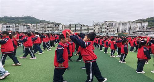 南江县实验小学举行二年级第二批新队员入队仪式