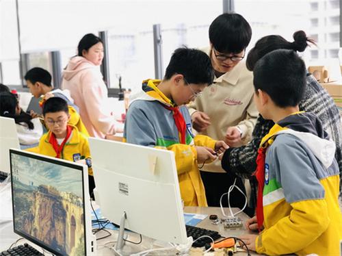 科技之春 芯片“秘密”走进学校